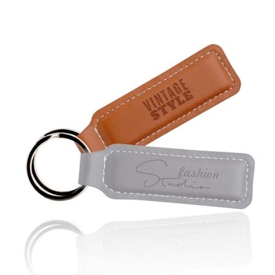 Chaveiro com etiquetas em couro sintético castanho e cinza com texto estampado