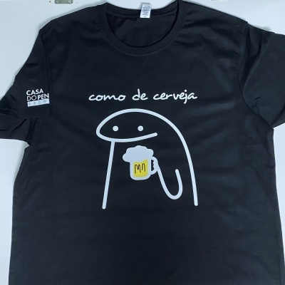 T-shirt preta com estampa de personagem e texto em branco