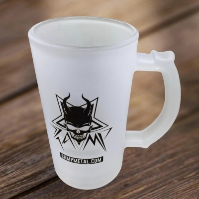 Caneca de vidro fosco com desenho de caveira e texto RAMPMETAL.COM