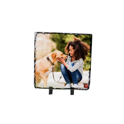 Placa quadrada com imagem de mulher a acariciar cão castanho claro ao ar livre