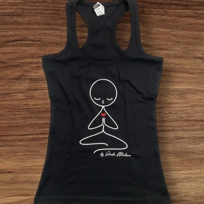 Top de alças preto com estampa branca minimalista e coração vermelho