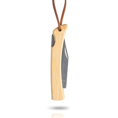 Canivete com cabo em madeira clara e lâmina em metal cinza com cordão castanho
