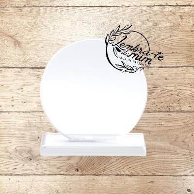 espelho redondo com base branca sobre superfície de madeira clara com texto impresso