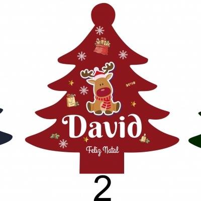 Três painéis decorativos árvore de Natal azuis, vermelhos e verdes com nomes e motivos natalícios.