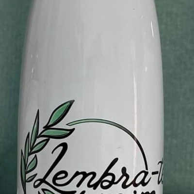 Garrafa térmica branca com decoração e texto preto e verde