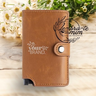 Carteira castanha de couro com botão branco e textos de marca