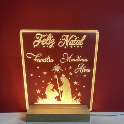 Luminária de acrílico natalícia iluminada com base de madeira, texto Feliz Natal Família Mendonça & Alves