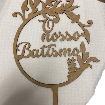 Decoração em madeira MDF com escrita 'O nosso Batismo'