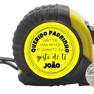 Trena preta e amarela com etiqueta amarela personalizada e uma pequena imagem circular com placa de madeira ao lado