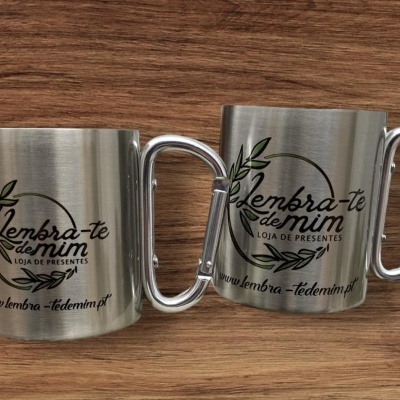 Dois copos metálicos com pega mosquetão e inscrições pretas
