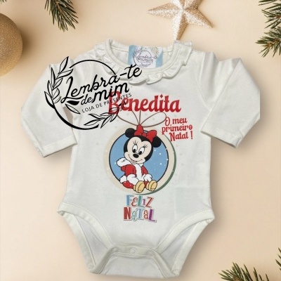 Body branco de bebê com estampa da Minnie e texto de Natal