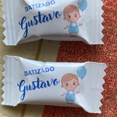 Embalagens de doces brancas personalizadas para batizado com nome Gustavo e ilustração de menino com balão azul