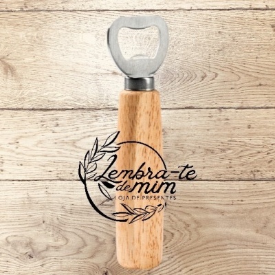Abridor de garrafas com cabo de madeira e parte metálica
