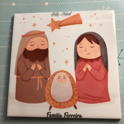 Azulejo decorativo com presépio e textos 'Feliz Natal' e 'Família Ferreira'.