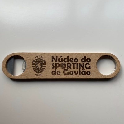 Barra de abrir garrafas em madeira clara com gravura do Sporting Clube de Portugal