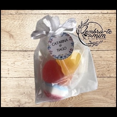 Saco branco transparente com sabonetes coloridos e etiqueta personalizada