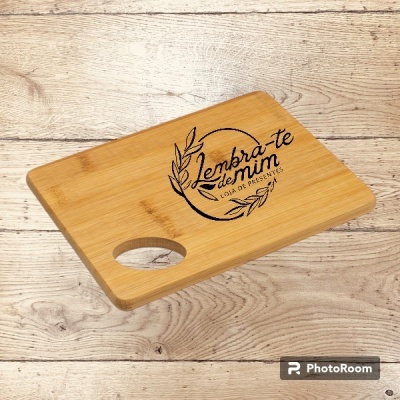 Tabua de cortar retangular em madeira clara com gravação preta