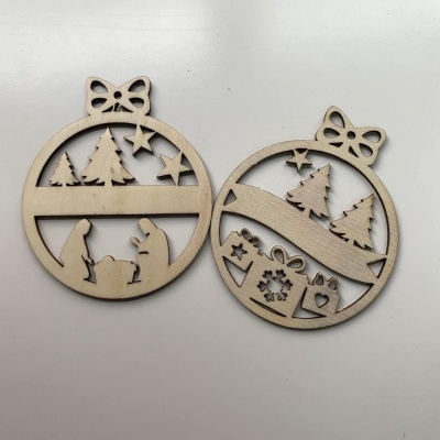 Dois ornamentos de Natal de madeira com recortes, em forma de bolas com detalhes festivos.