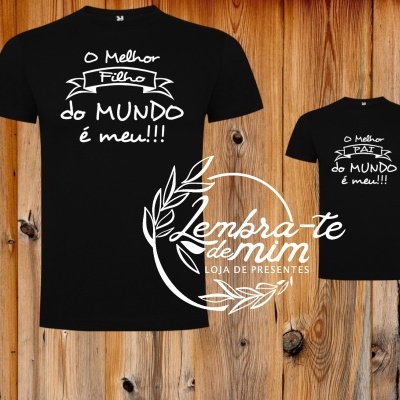 Camiseta preta com texto branco 'O Melhor Filho do MUNDO é meu!!!' sobre fundo de madeira