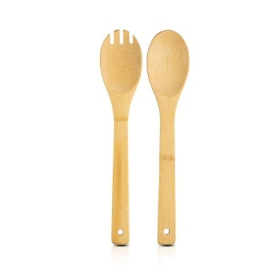 Duas colheres de madeira clara, uma tipo colher e outra tipo garfo, com furo no cabo.