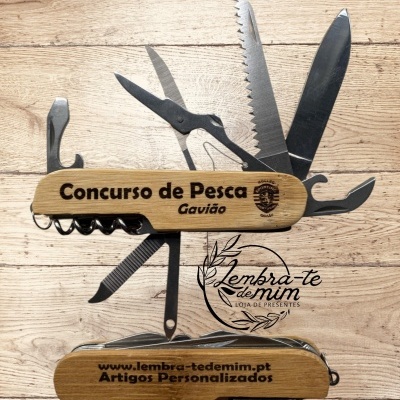 Canivete multiusos com cabo em madeira clara e texto gravado