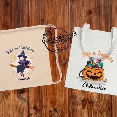 Dois sacos de tecido com ilustrações de Halloween e nomes personalizados.