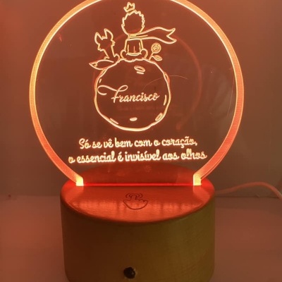 Luminária acrílica iluminada com desenho do Pequeno Príncipe e texto em português