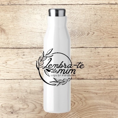 Garrafa térmica branca com tampa metálica sobre madeira clara