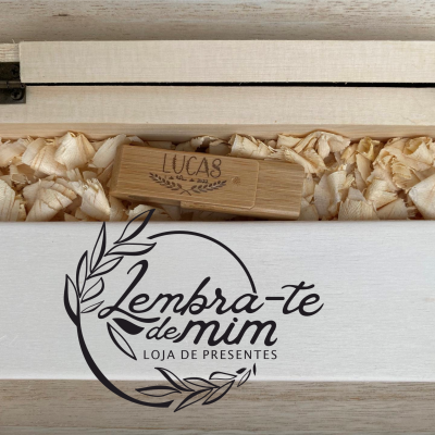 Caixa de madeira com pen USB gravada e texto Lembra-te de mim LOJA DE PRESENTES na tampa
