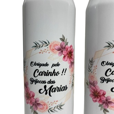 Garrafa branca com flores rosas e texto em português