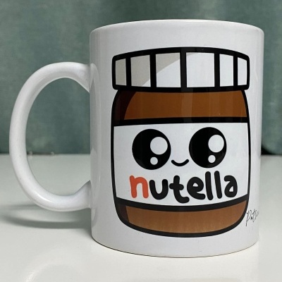Caneca branca com desenho de frasco de Nutella cartoon sorridente