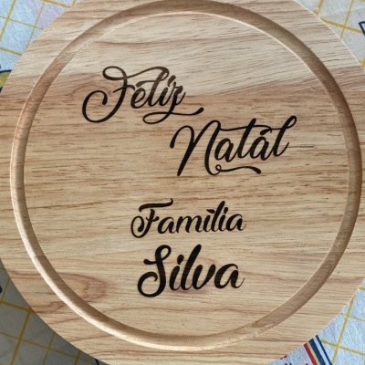 Prato redondo de madeira com gravação personalizada 