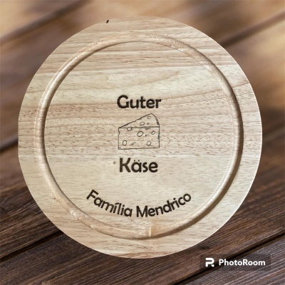 Tabuleiro redondo de madeira clara com gravura e texto central