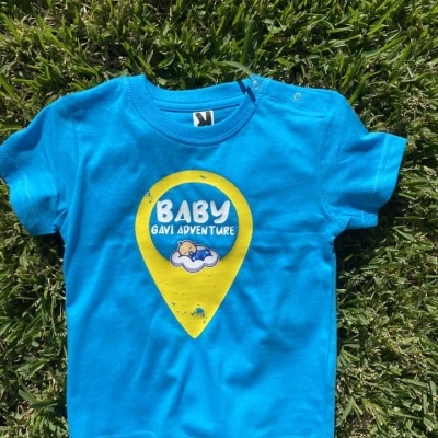 Camisola azul para bebé com estampado amarelo BABY GAVI ADVENTURE e bebé a dormir numa nuvem
