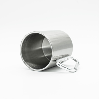 Caneca de metal prateada com argola de metal