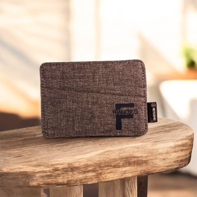 Carteira texturizada castanha com etiqueta RECYCLOTH sobre mesa de madeira