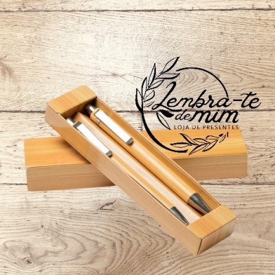 Conjunto de caneta e lápis de madeira em caixa de madeira clara com texto Lembra-te de mim LOJA DE PRESENTES