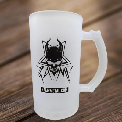 Caneca de vidro fosco com crânio diabólico e texto RAMPMETAL.COM