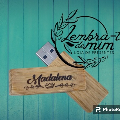 Pen USB de madeira com tampa deslizante Madalena em fundo azul-turquesa