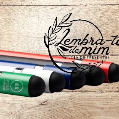 Conjunto de canetas metálicas coloridas com ponteiras de borracha sobre madeira e logótipo de loja