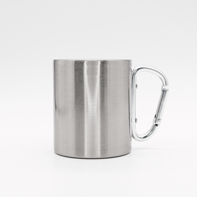 Caneca metálica prateada com pega em forma de mosquetão