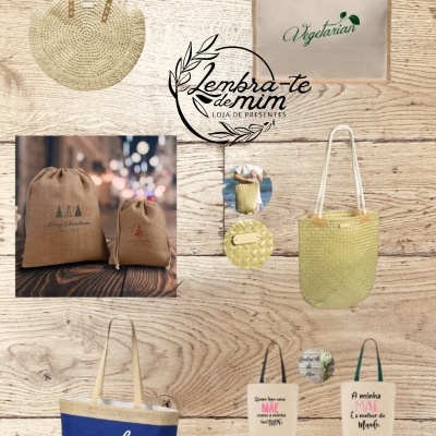 Conjunto de bolsas e sacos em materiais naturais com textos em português, dispostos sobre mesa de madeira clara.