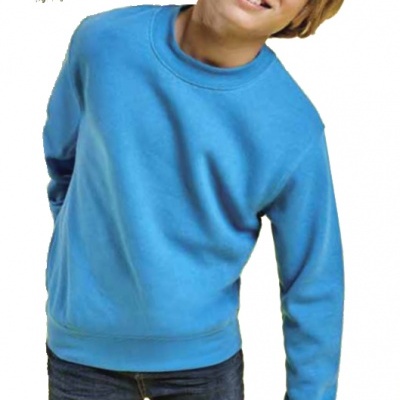 Camisola azul clara de manga comprida em criança com calças de ganga