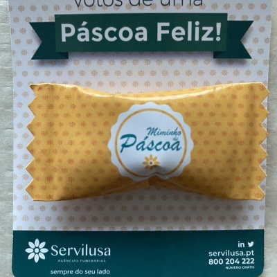 Embalagem de chocolate amarela com texto Miminhos Páscoa em cartolina comemorativa de Páscoa