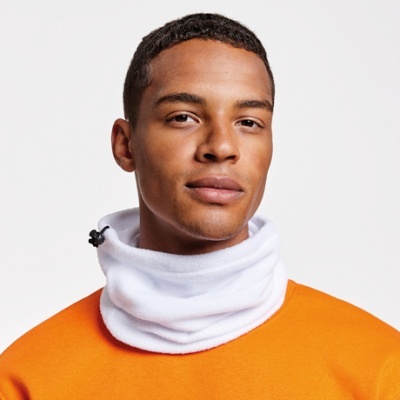 Homem a usar camisola laranja e cachecol branco