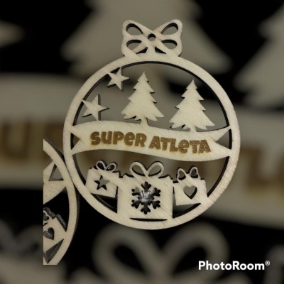 Enfeite de Natal circular em madeira clara com texto e decorações natalinas