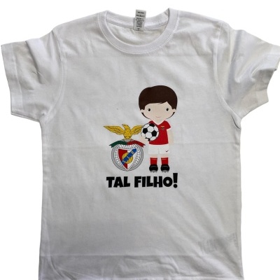 T-shirt branca com desenho e texto do clube Benfica