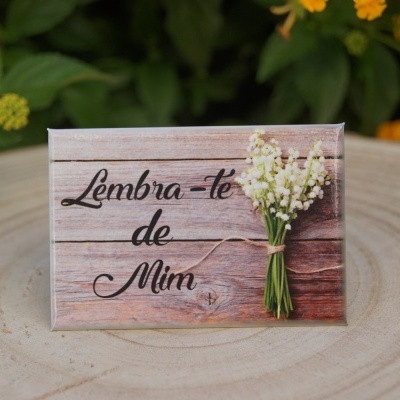 Placa decorativa em madeira com texto e ramo de flores brancas