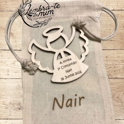 Anjo decorativo em madeira clara com texto gravado e saco de tecido cru com cordão