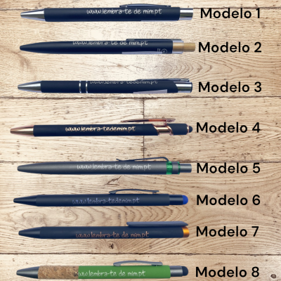 Oito canetas diferentes alinhadas com texto e números de modelo